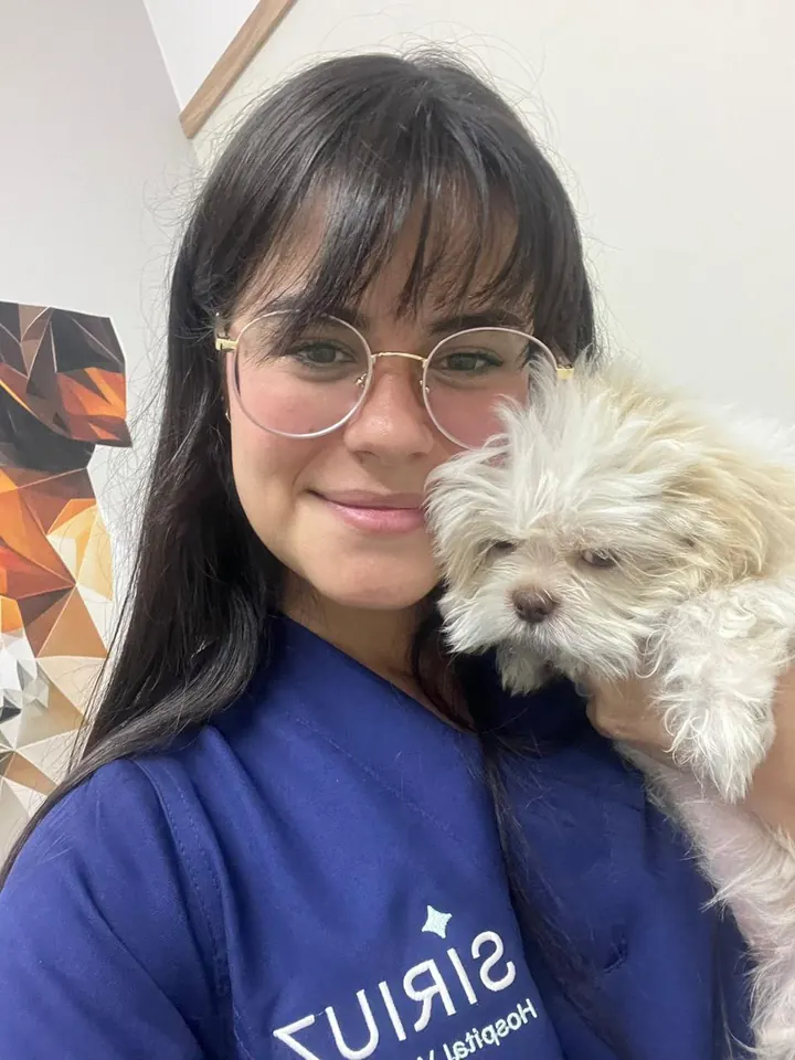 Dra. Juliana Cubas com paciente no hospital veterinário