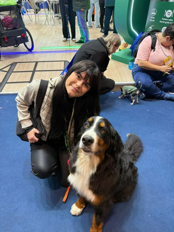 Dra. Juliana em evento pet com Bernese Mountain Dog